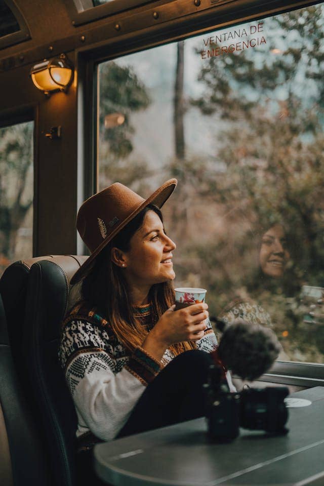 Mujer viajando en tren contemplando el paisaje